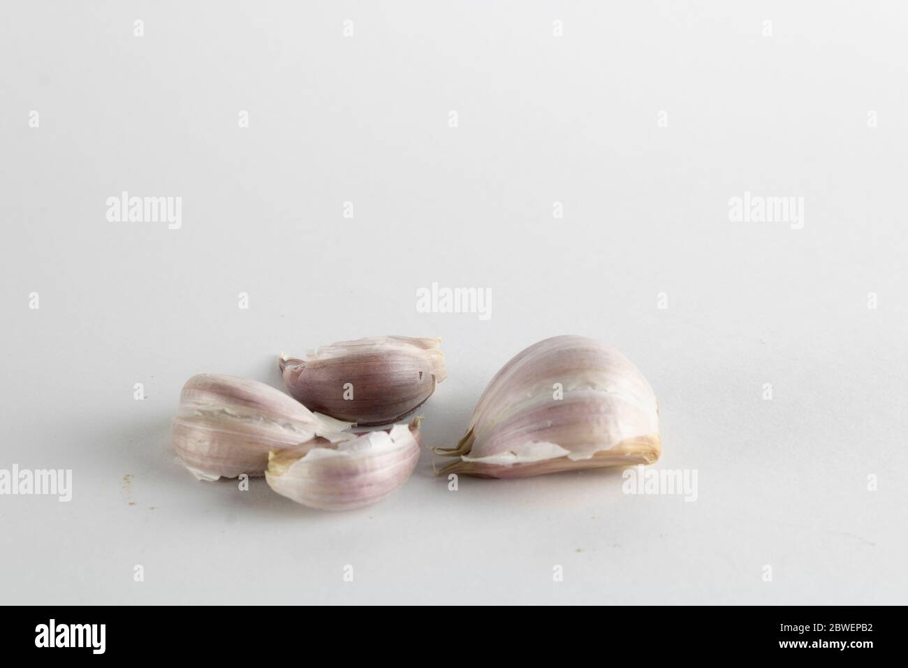 gousses d'ail isolées sur fond blanc. photographie de produits alimentaires Banque D'Images