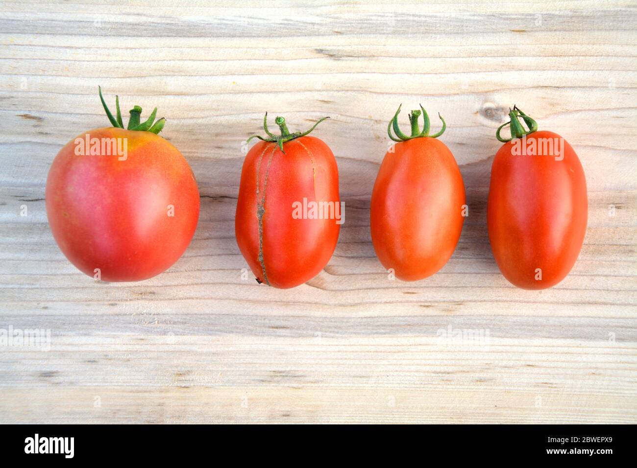 Tomates Roma et framboises maison sur fond de bois Banque D'Images