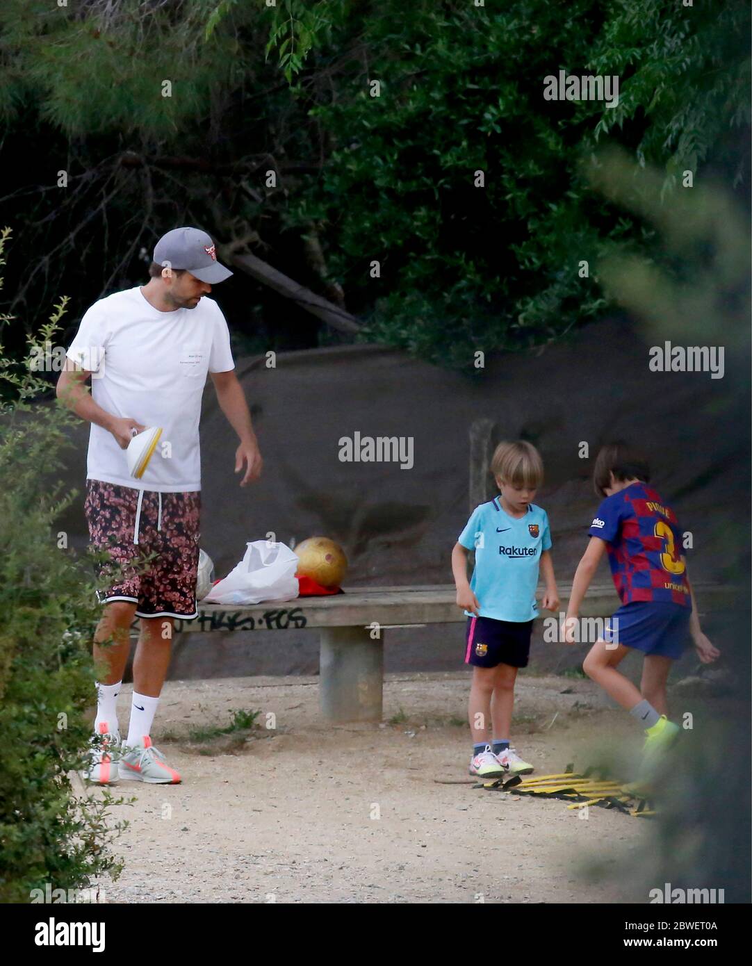 Gerard pique, joueur du FC Barcelone et mari de Shakira, est vu en  conduisant une session de formation de football pour ses fils Sasha pique  et Milan pique dans un parc dans