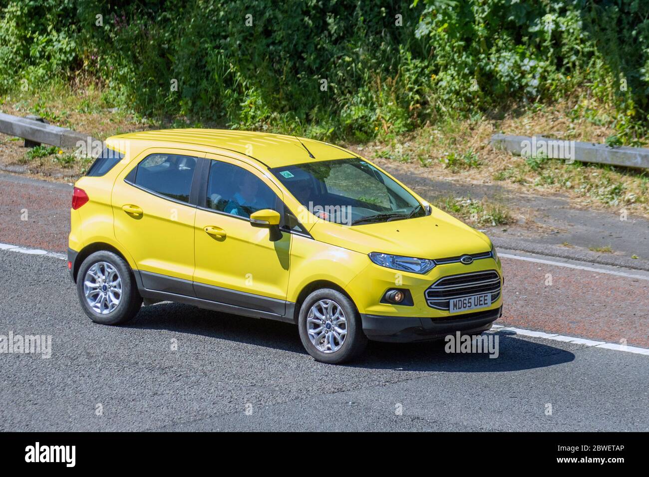 2015 jaune Ford Ecosport Zetec Turbo; véhicules en mouvement de la circulation automobile, voitures conduisant des véhicules sur les routes britanniques, moteurs, conduite sur l'autoroute M6 Banque D'Images