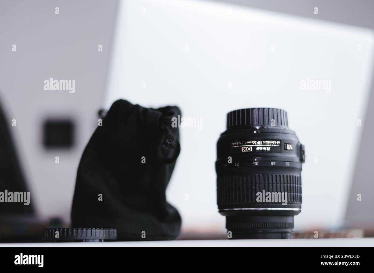 Objectif NIKKOR 18 mm de Nikon avec un arrière-plan de bureau blanc. Banque D'Images