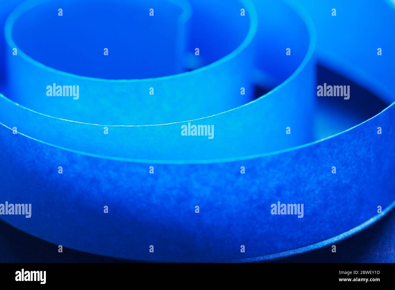 Spirale bleue en papier très gros plan. Contexte conceptuel Banque D'Images