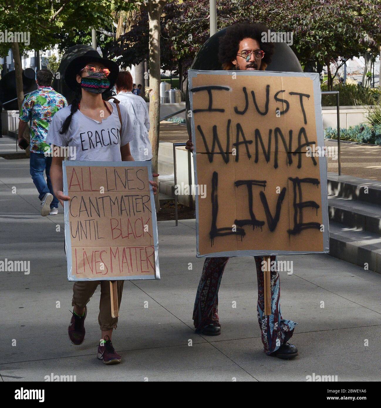 Los Angeles, États-Unis. 1er juin 2020. Les manifestants marchent de l'hôtel de ville avant le couvre-feu de 6 heures après le sixième jour de protestation contre le meurtre de George Floyd à Los Angeles le dimanche 31 mai 2020. La Garde nationale a été déployée pour soutenir le LADP après Gov. Gavin Newsom a déclaré l'état d'urgence samedi pour tout le comté de Los Angeles et devrait faire partie de la réponse de la ville aux troubles et manifestations en cours contre la brutalité policière suite au décès de George Floyd en détention à Minneapolis le jour du souvenir. Photo de Jim Ruymen/UPI crédit: UPI/Alay Live News Banque D'Images