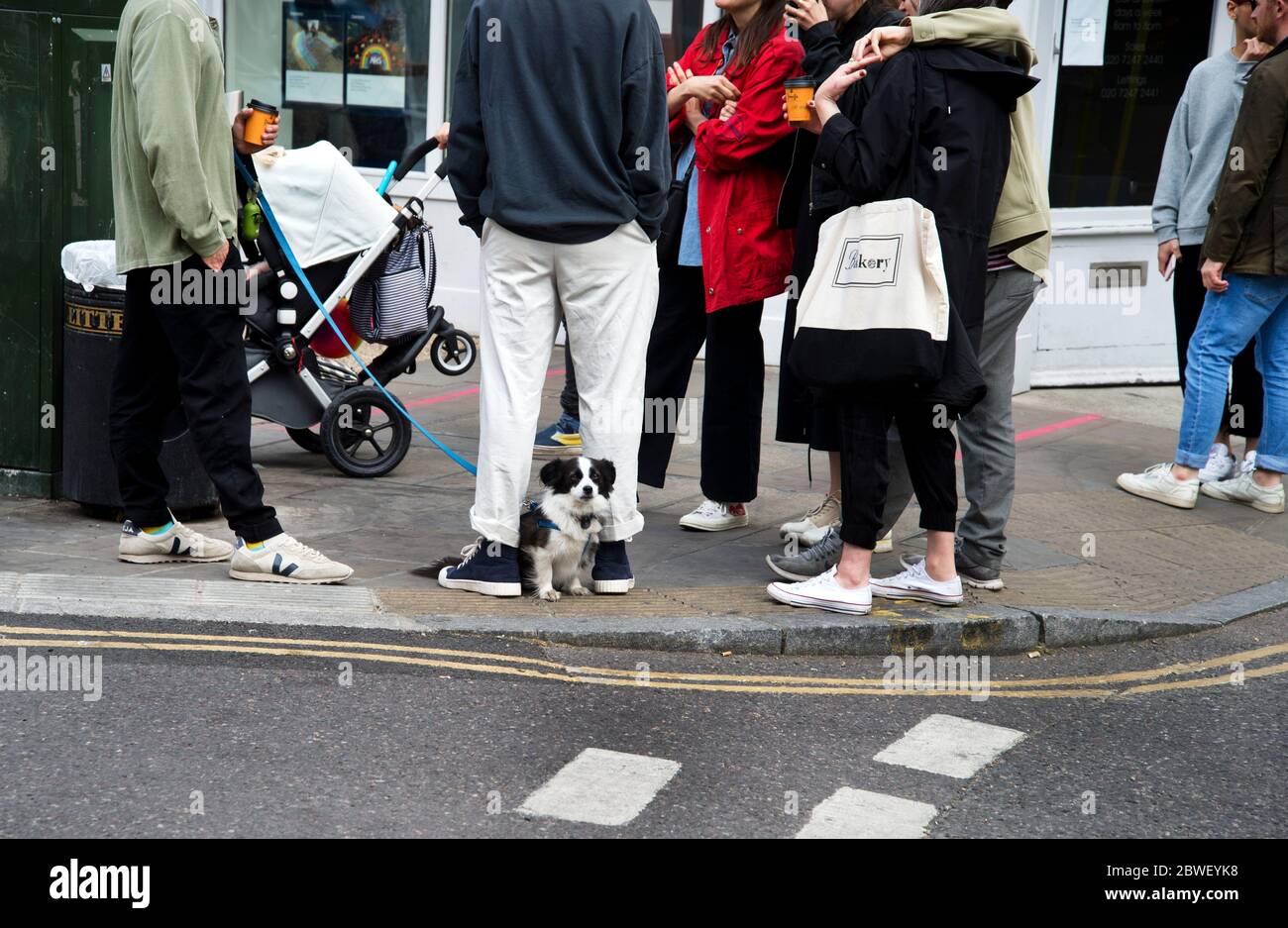 Londres Mai 2020 la pandémie Covid-19. Marché de Broadway. Les jeunes se rencontrent et bavardes pendant le verrouillage. Banque D'Images