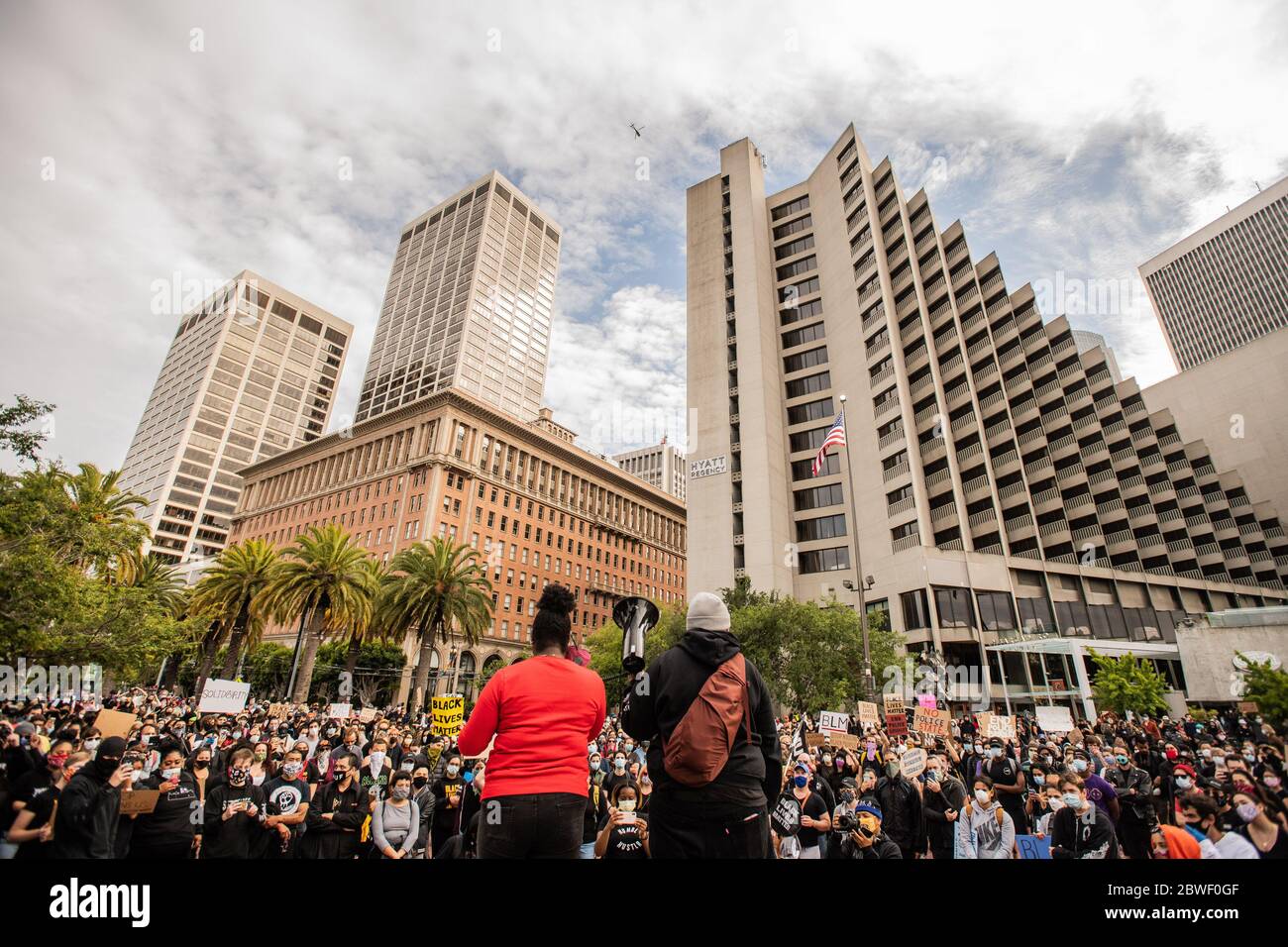 SAN FRANCISCO, CA- MAI 31 : les manifestants se rassemblent à Justin Herman Plaza à San Francisco, Californie, le 31 mai 2020, lors de la manifestation après la mort de George Floyd. Crédit : Chris Tuite/ImageSPACE/MediaPunch Banque D'Images