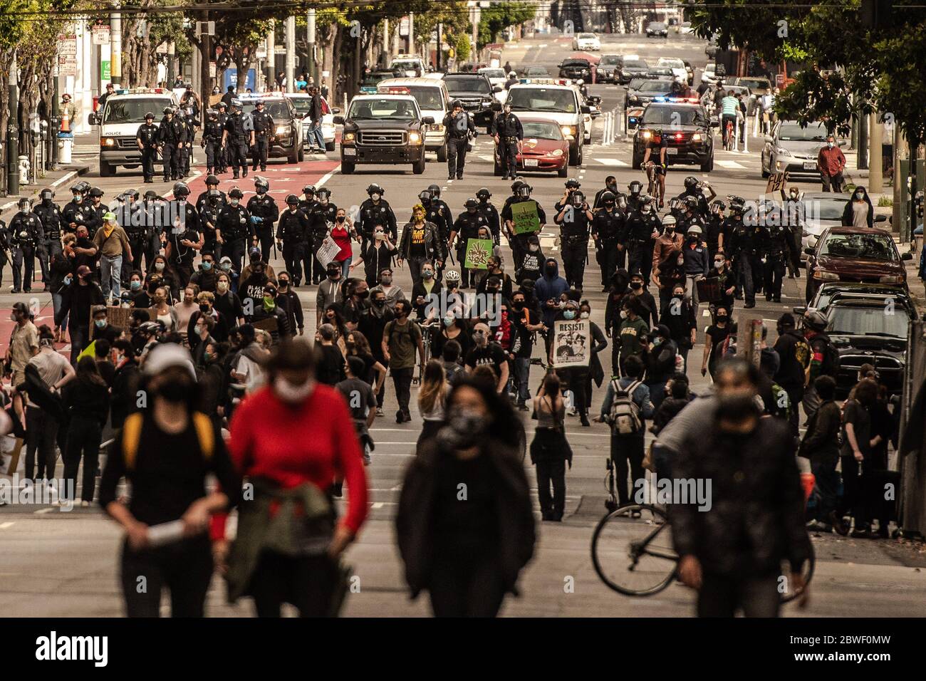 SAN FRANCISCO, CA- MAI 31 : les manifestants s'éloignent d'une ligne d'officiers de police à San Francisco, Californie, le 31 mai 2020, lors de la manifestation après la mort de George Floyd. Crédit : Chris Tuite/ImageSPACE/MediaPunch Banque D'Images