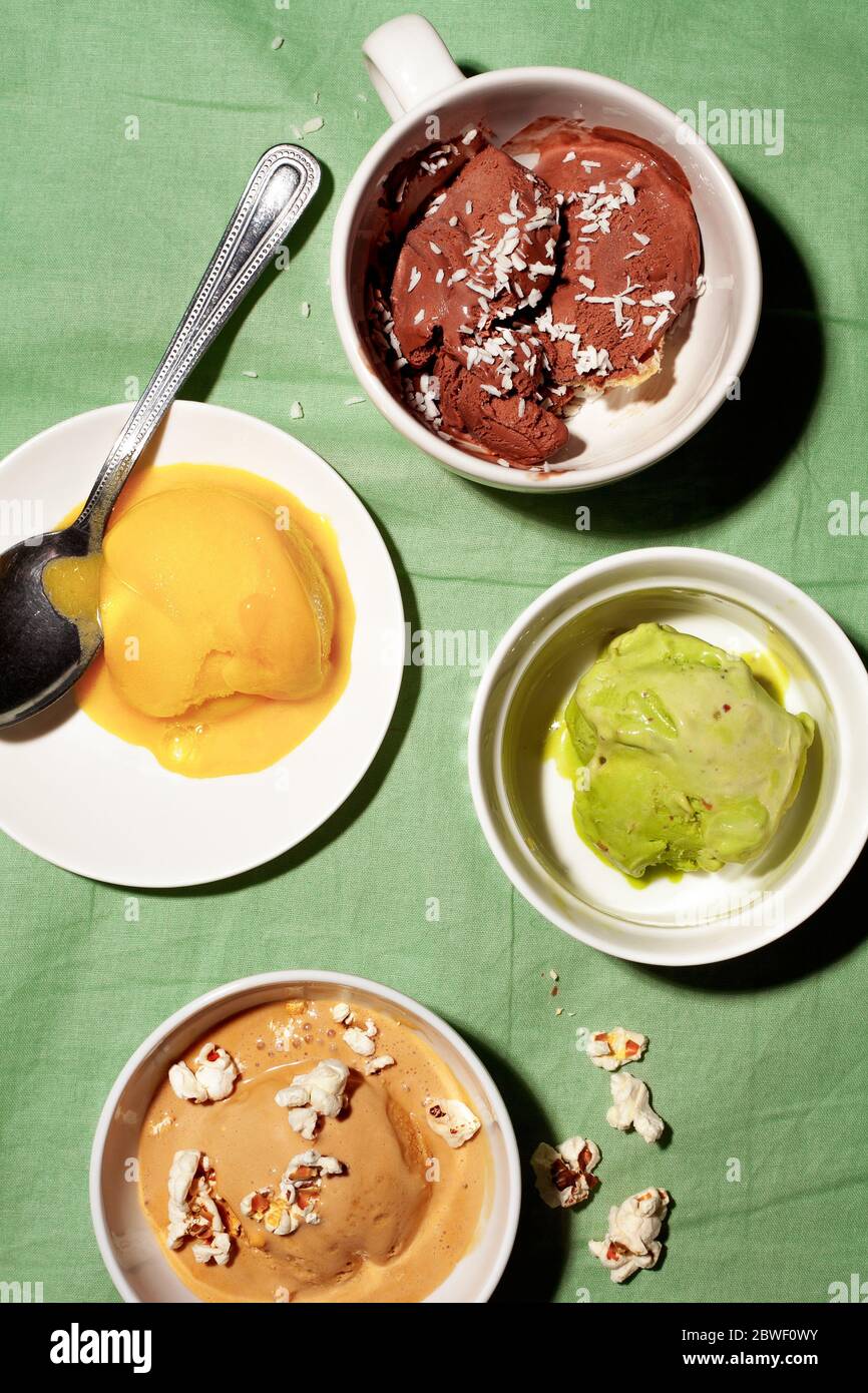 Bols de divers sorbet sans sucre vegan glace de crème sur fond vert vue du dessus gros plan.concept de dessert sain Banque D'Images