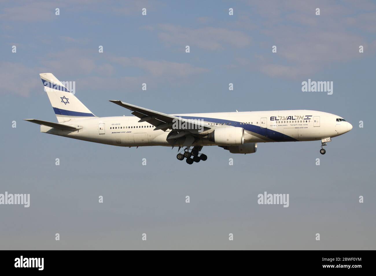 El Al Israel Airlines Boeing 777-200 avec enregistrement 4X-ECC en finale courte pour l'aéroport d'Amsterdam Schiphol. Banque D'Images
