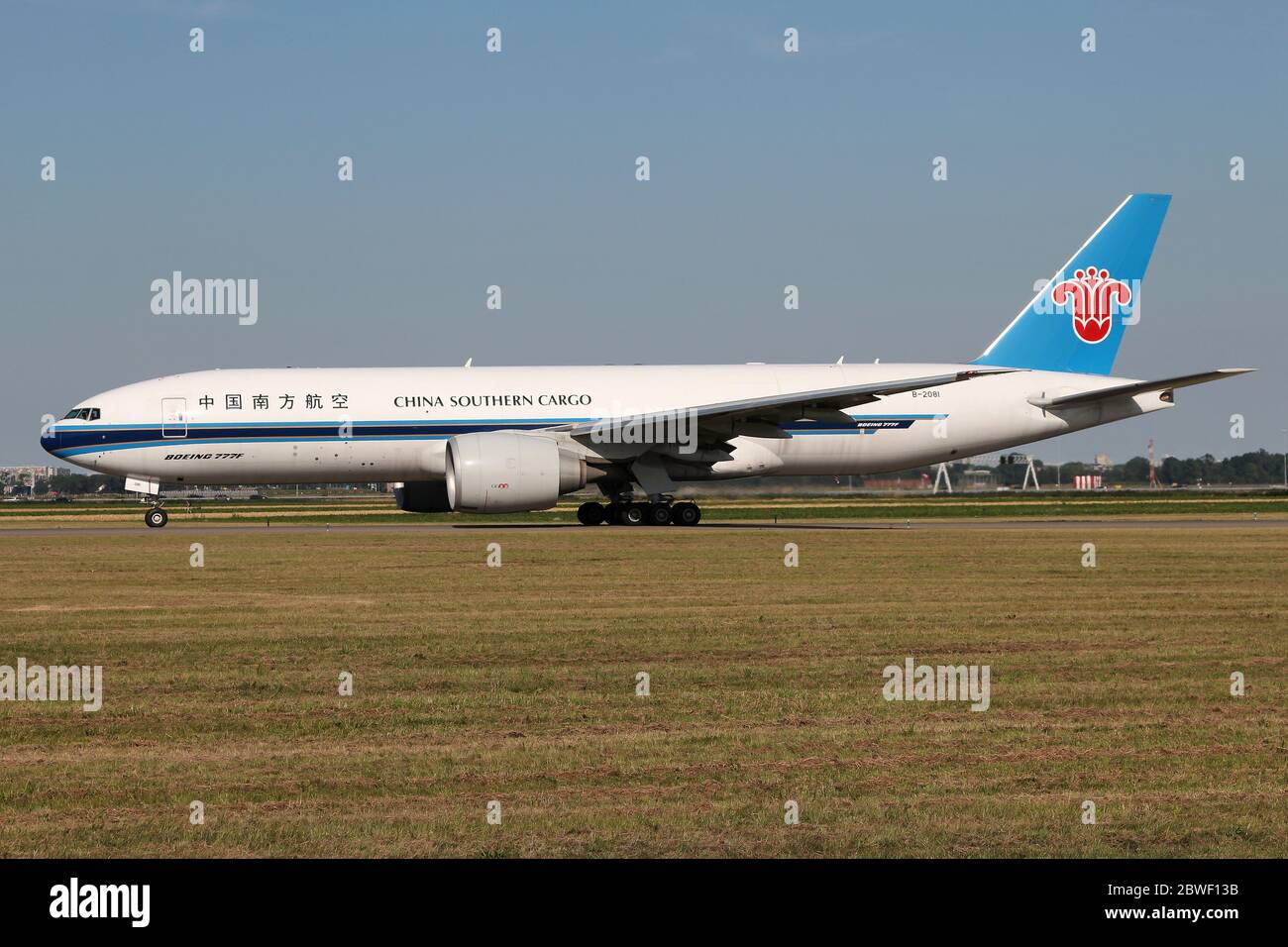 China Southern Cargo Boeing 777F avec enregistrement B-2081 roulant sur le taxi V de l'aéroport d'Amsterdam Schiphol. Banque D'Images