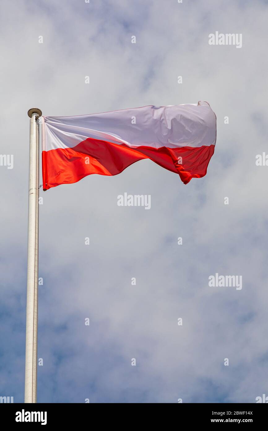 Drapeau national de Pologne à Cloudy Sky Banque D'Images