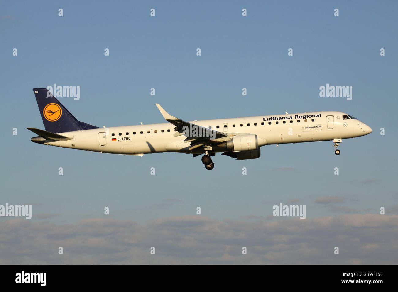 German Lufthansa CityLine Embraer 195 avec enregistrement D-AEBG en finale courte pour l'aéroport d'Amsterdam Schiphol. Banque D'Images