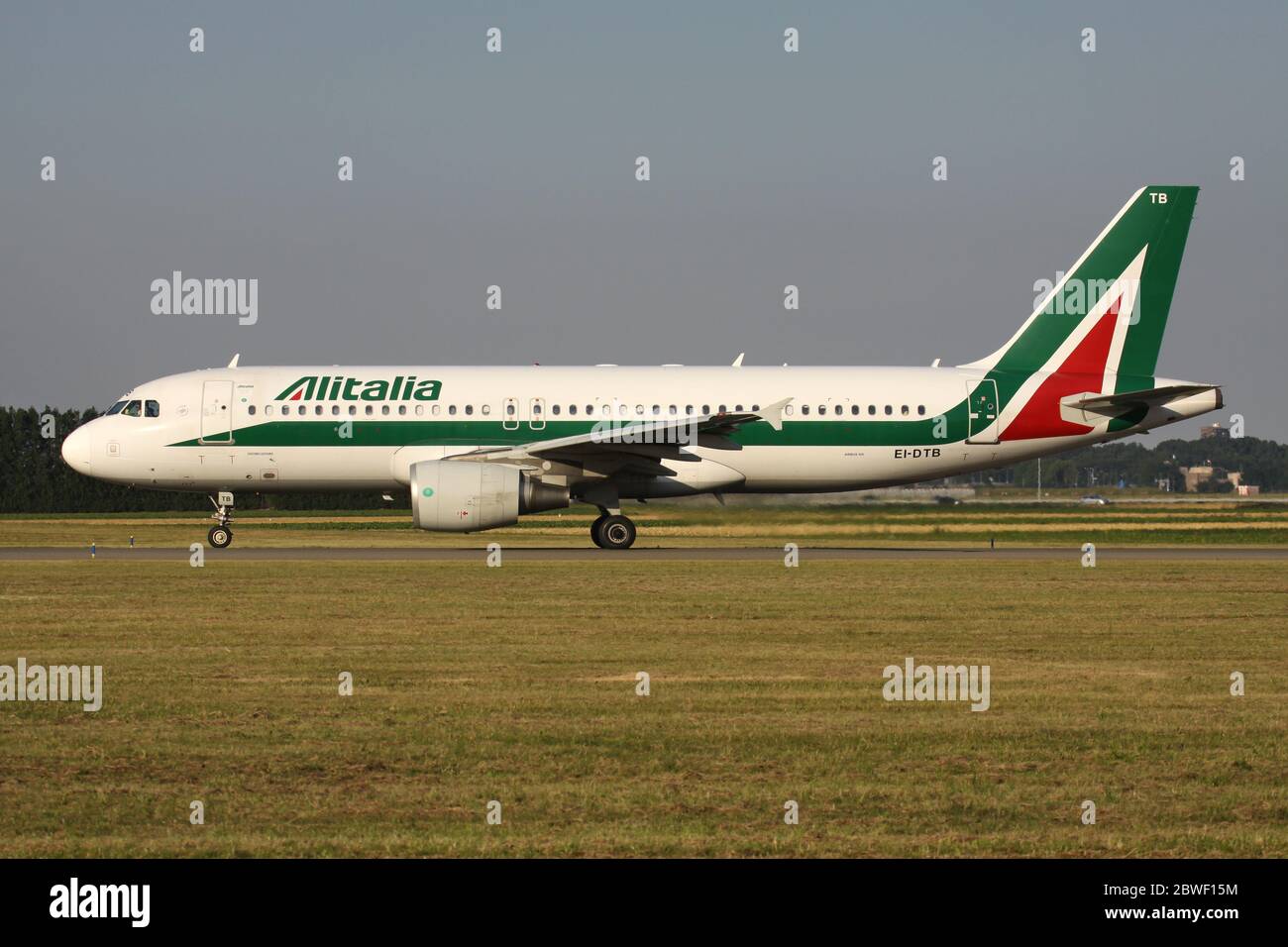 Airbus A320-200 Alitalia italien avec enregistrement EI-DTB roulant sur le taxi V de l'aéroport d'Amsterdam Schiphol. Banque D'Images