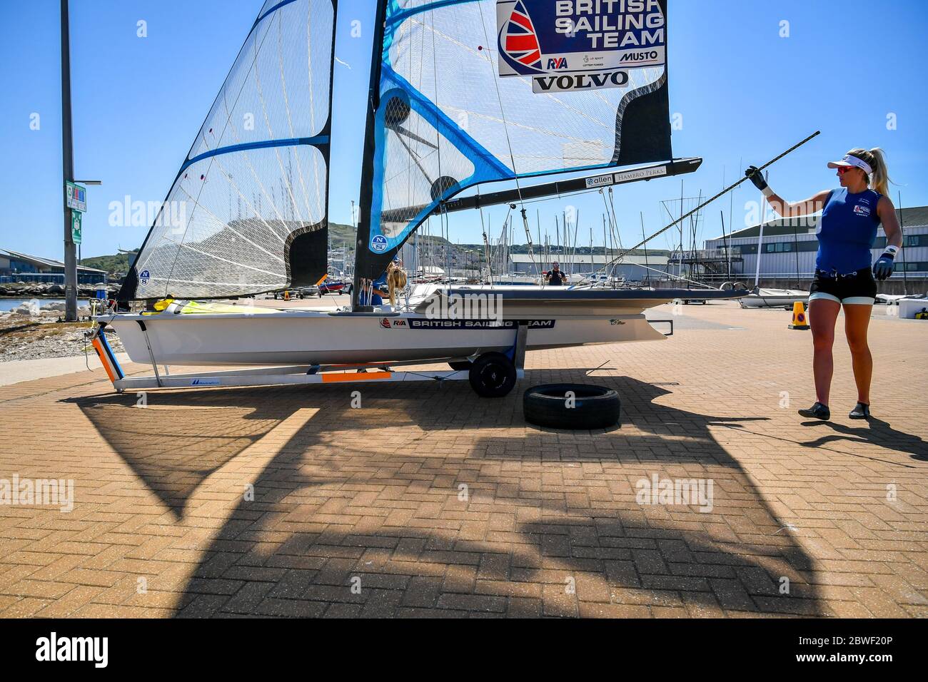 L'athlète de Tokyo 2020 Saskia Tidey vérifie sa 49er FX pour une session d'entraînement comme membres de l'équipe GB à Weymouth et Portland National Sailing Academy de retour à l'entraînement sur l'eau par paires comme restrictions de verrouillage facilité en Angleterre. Banque D'Images