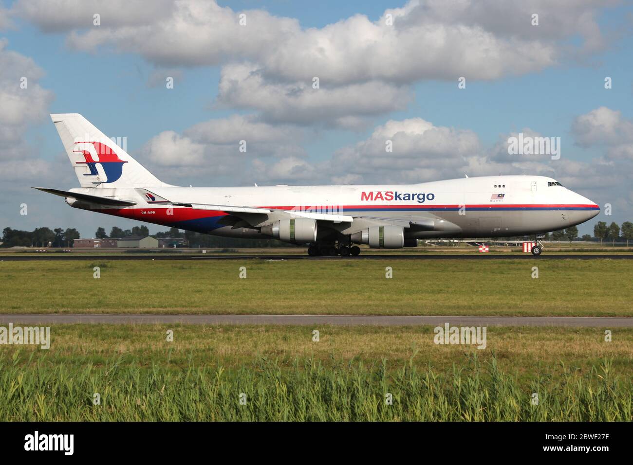 Le Boeing 747-400F MASKargo de Malaisie avec enregistrement 9M-MPR vient d'atterrir sur la piste 18R (Polderbaan) de l'aéroport d'Amsterdam Schiphol. Banque D'Images