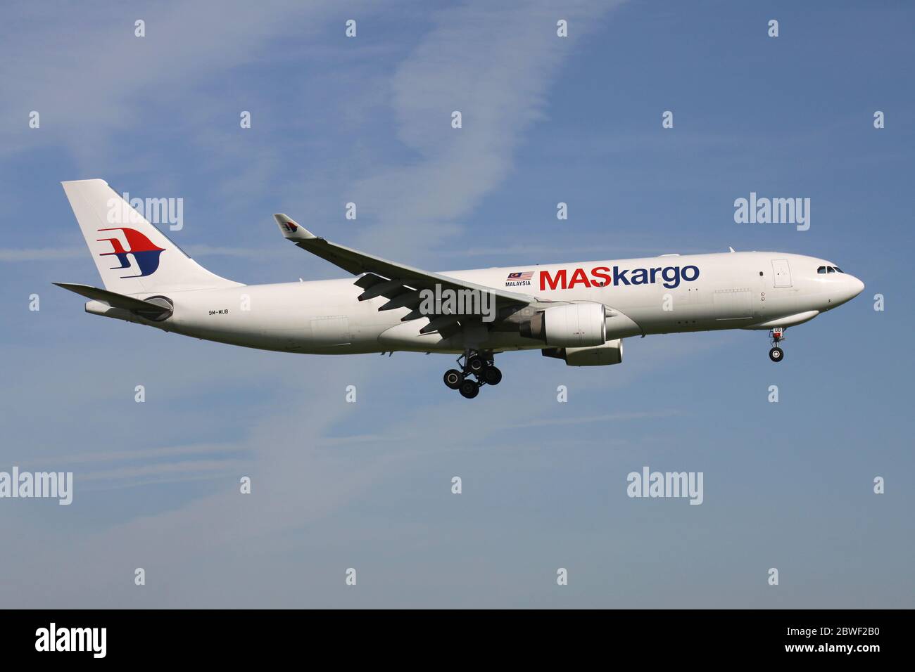 Malaysian MASKargo Airbus A330-200F avec enregistrement 9M-MUB sur la courte finale pour l'aéroport d'Amsterdam Schiphol. Banque D'Images