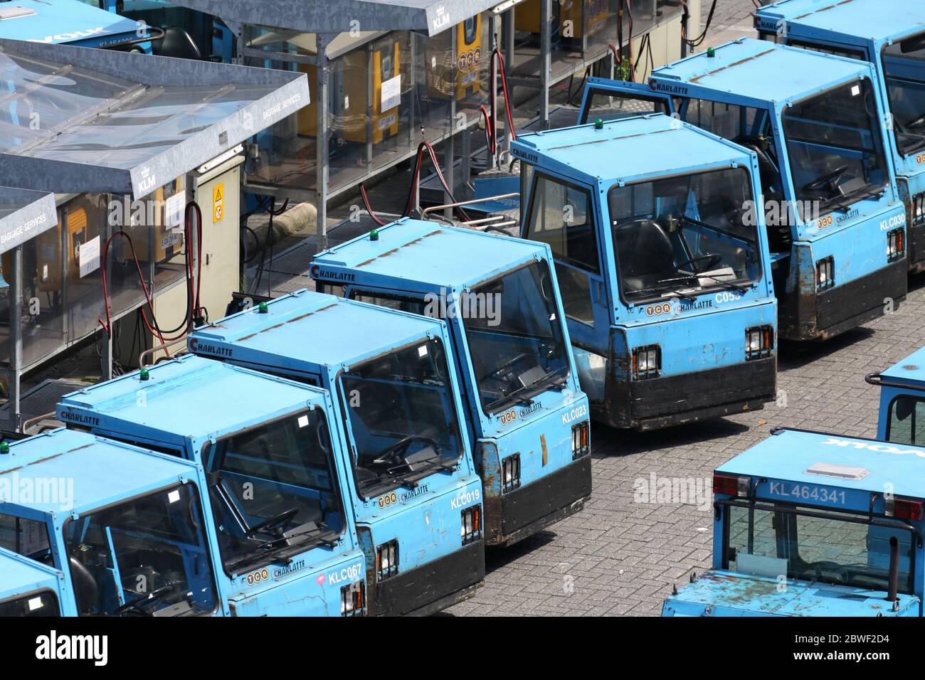 KLM bagages Services TTR Charlatte tracteurs à bagages à la station de charge de l'aéroport d'Amsterdam Schiphol. Banque D'Images