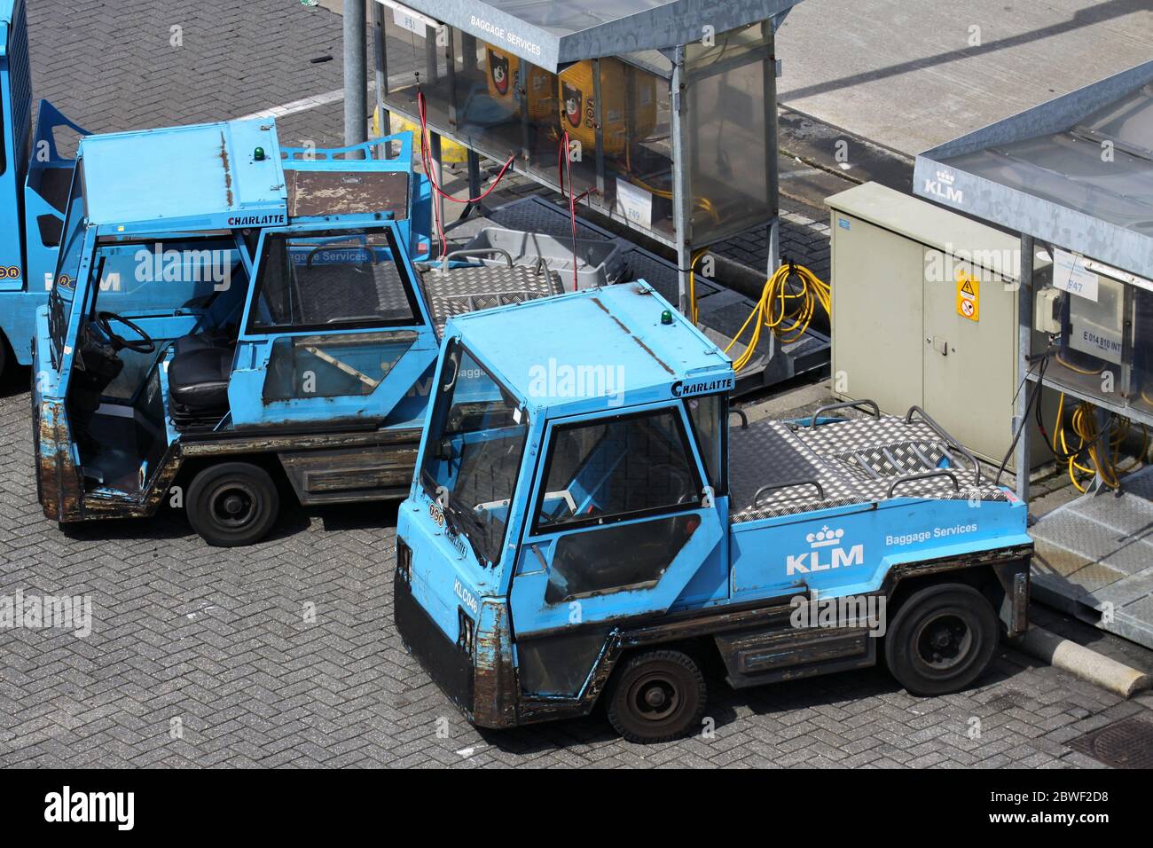 KLM bagages Services TTR Charlatte tracteurs à bagages à la station de  charge de l'aéroport d'Amsterdam Schiphol Photo Stock - Alamy