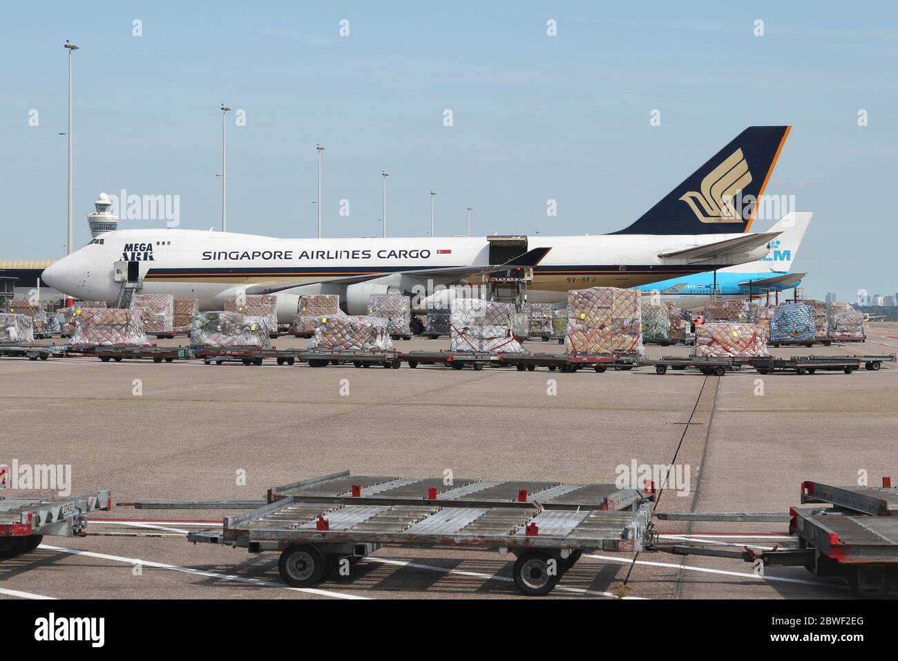 Singapore Airlines Cargo Boeing 747-400F à la rampe de chargement de l'aéroport d'Amsterdam Schiphol. Banque D'Images