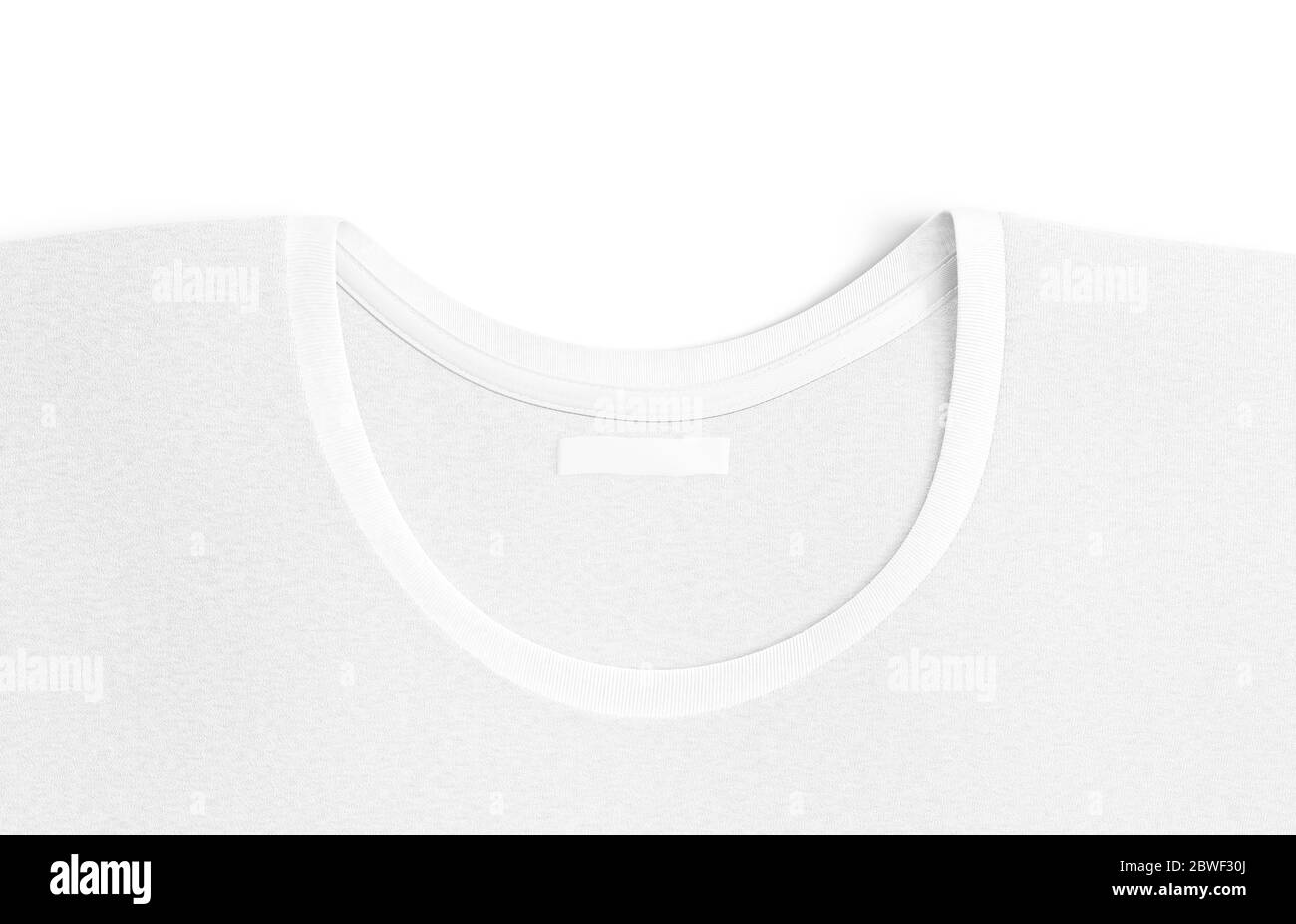 Col t-shirt blanc vierge avec maquette d'étiquette rectangulaire étroite Banque D'Images