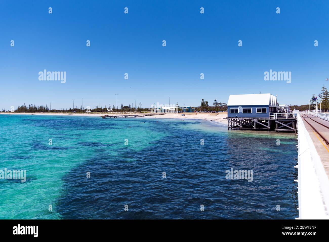 Paysage pittoresque en bord de mer avec eaux turquoise de l'océan Indien. Jetée en bois et cabanes de plage. Busselton Jetty, Australie occidentale Banque D'Images