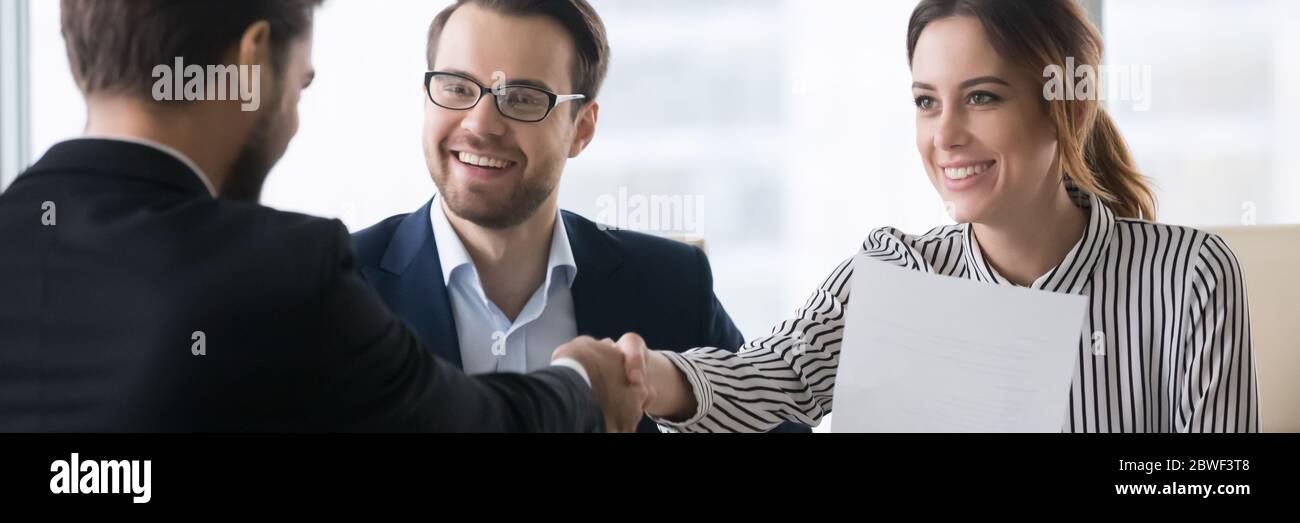 Les employés de banque et le client font la transaction serrer les mains image horizontale Banque D'Images