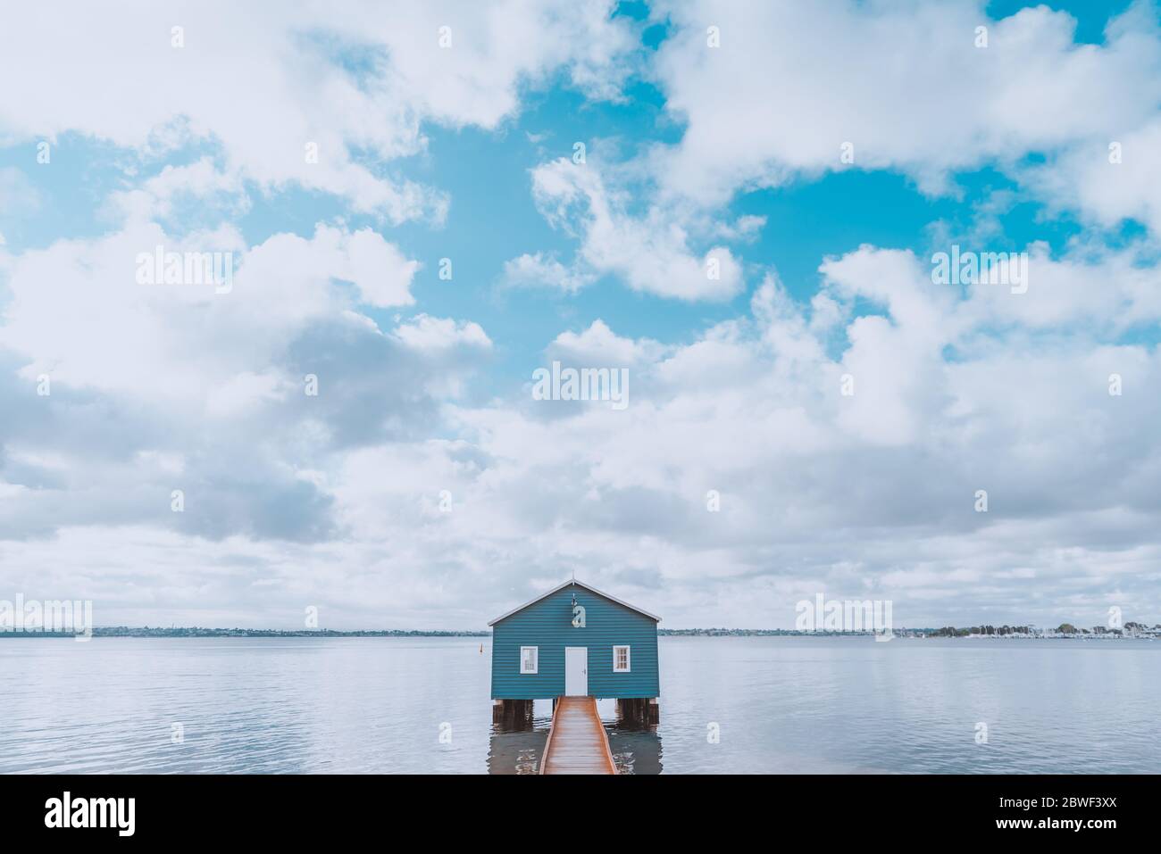 Perth, novembre 2019 : célèbre petite maison de bateau bleu - le hangar de Crawley Edge situé sur la Swan River à Crawley à Perth. Tourisme en Australie occidentale Banque D'Images