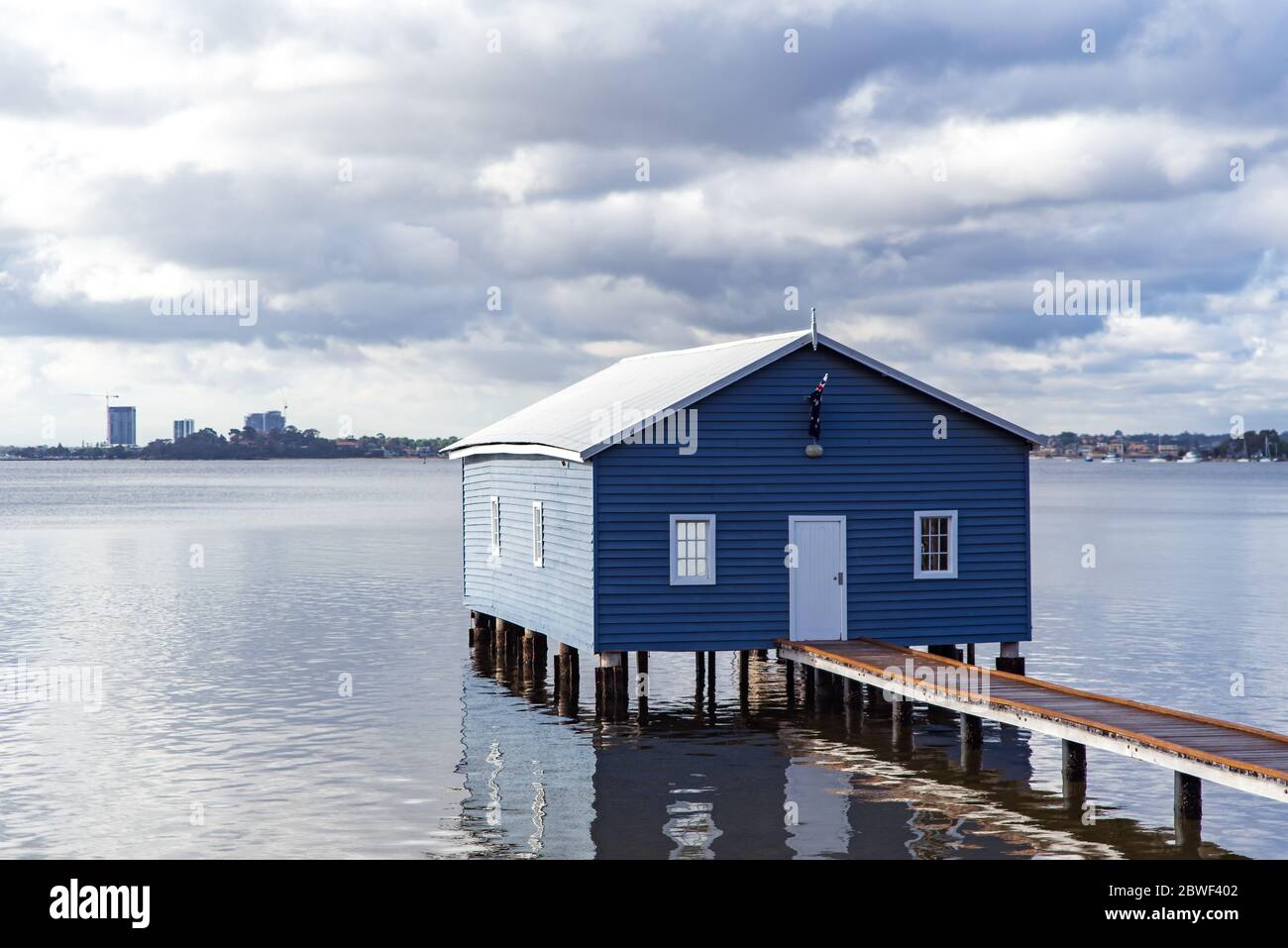 Perth, novembre 2019 : célèbre petite maison de bateau bleu - le hangar de Crawley Edge situé sur la Swan River à Crawley à Perth. Tourisme en Australie occidentale Banque D'Images