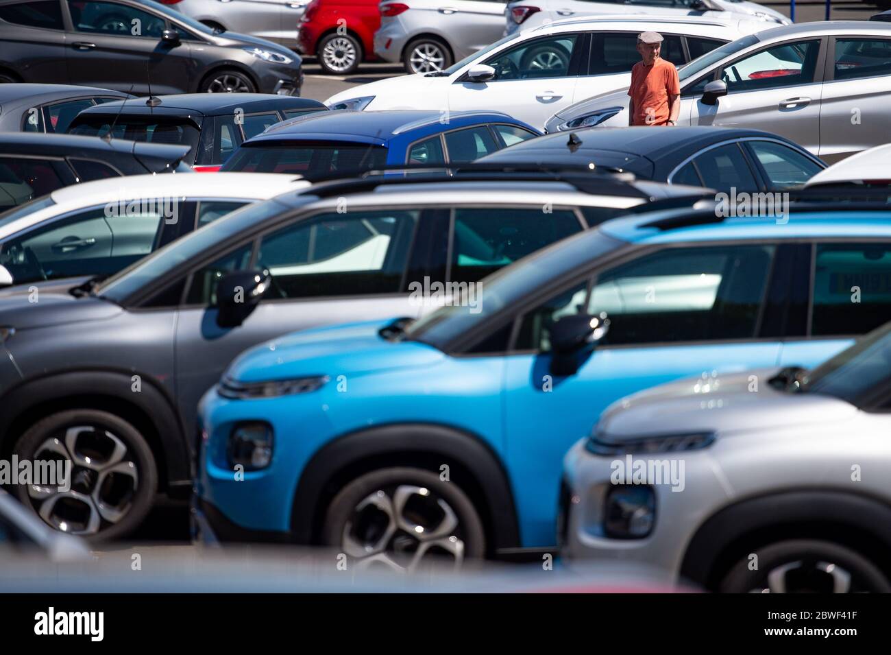 Les gens voient les voitures sur la piste de la salle d'exposition Motorpoint d'Oldbury, dans les West Midlands, tandis que les salles d'exposition de voitures ouvrent pour la première fois depuis le confinement, dans le cadre d'un assouplissement plus large des restrictions en Angleterre. Banque D'Images