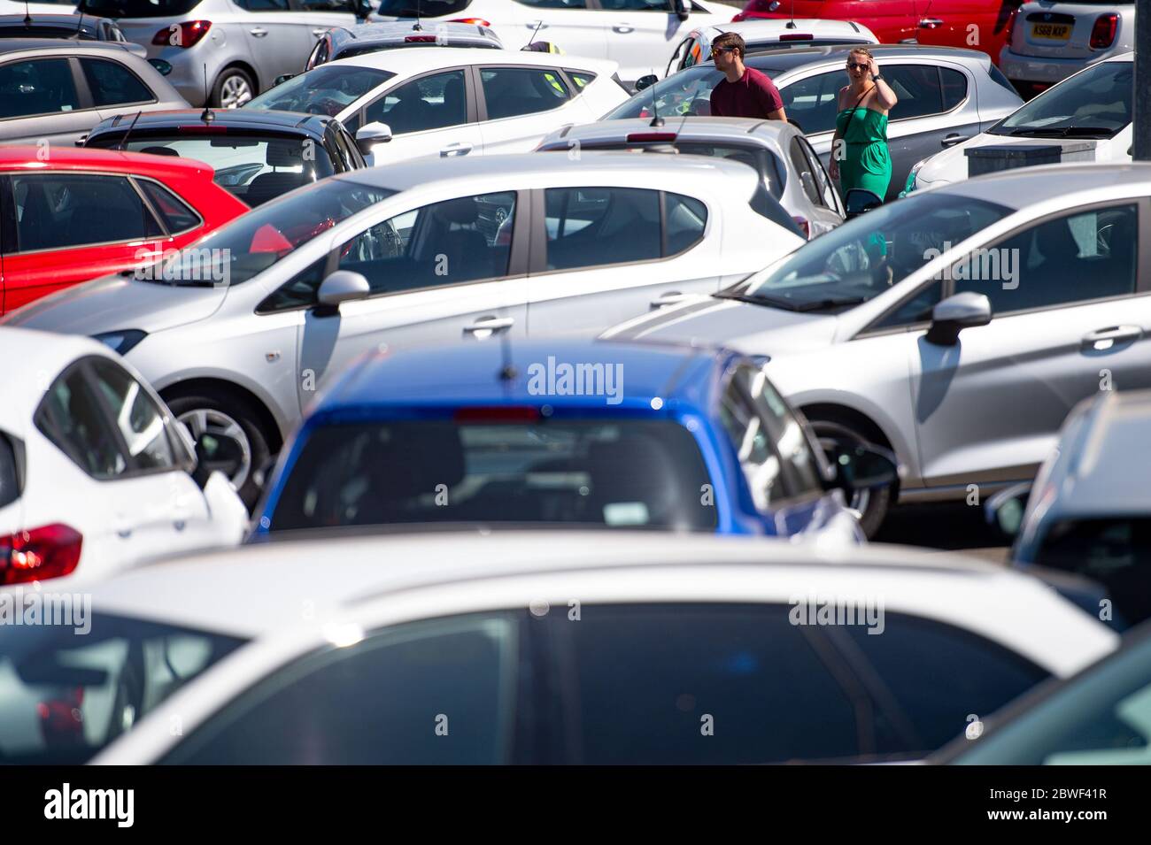 Les gens voient les voitures sur la piste de la salle d'exposition Motorpoint d'Oldbury, dans les West Midlands, tandis que les salles d'exposition de voitures ouvrent pour la première fois depuis le confinement, dans le cadre d'un assouplissement plus large des restrictions en Angleterre. Banque D'Images