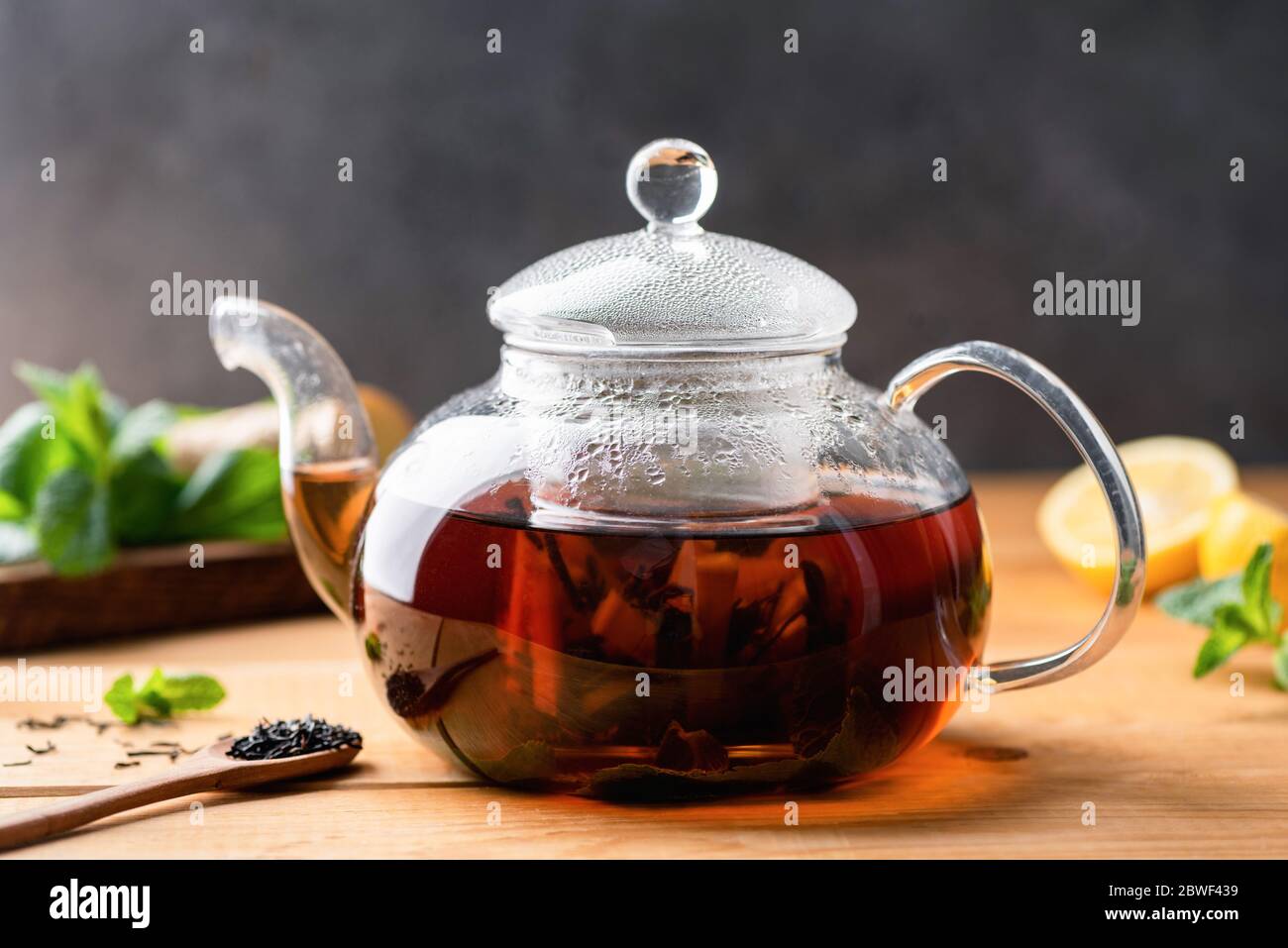Thé noir infusé dans une théière en verre. Thé noir chinois. Copier l'espace Banque D'Images