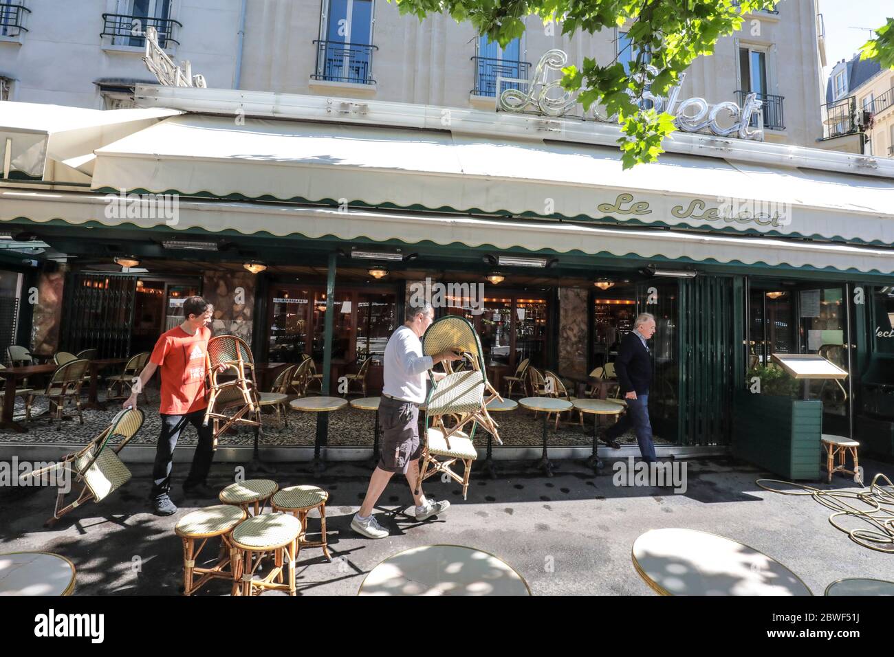 LA BRASSERIE LE SELECT ROUVRE DEMAIN À MONTPARNASSE PARIS Banque D'Images