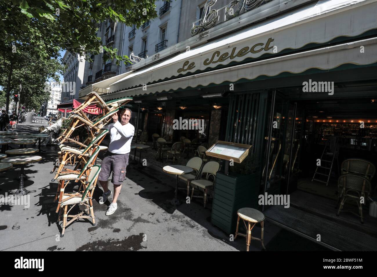 LA BRASSERIE LE SELECT ROUVRE DEMAIN À MONTPARNASSE PARIS Banque D'Images