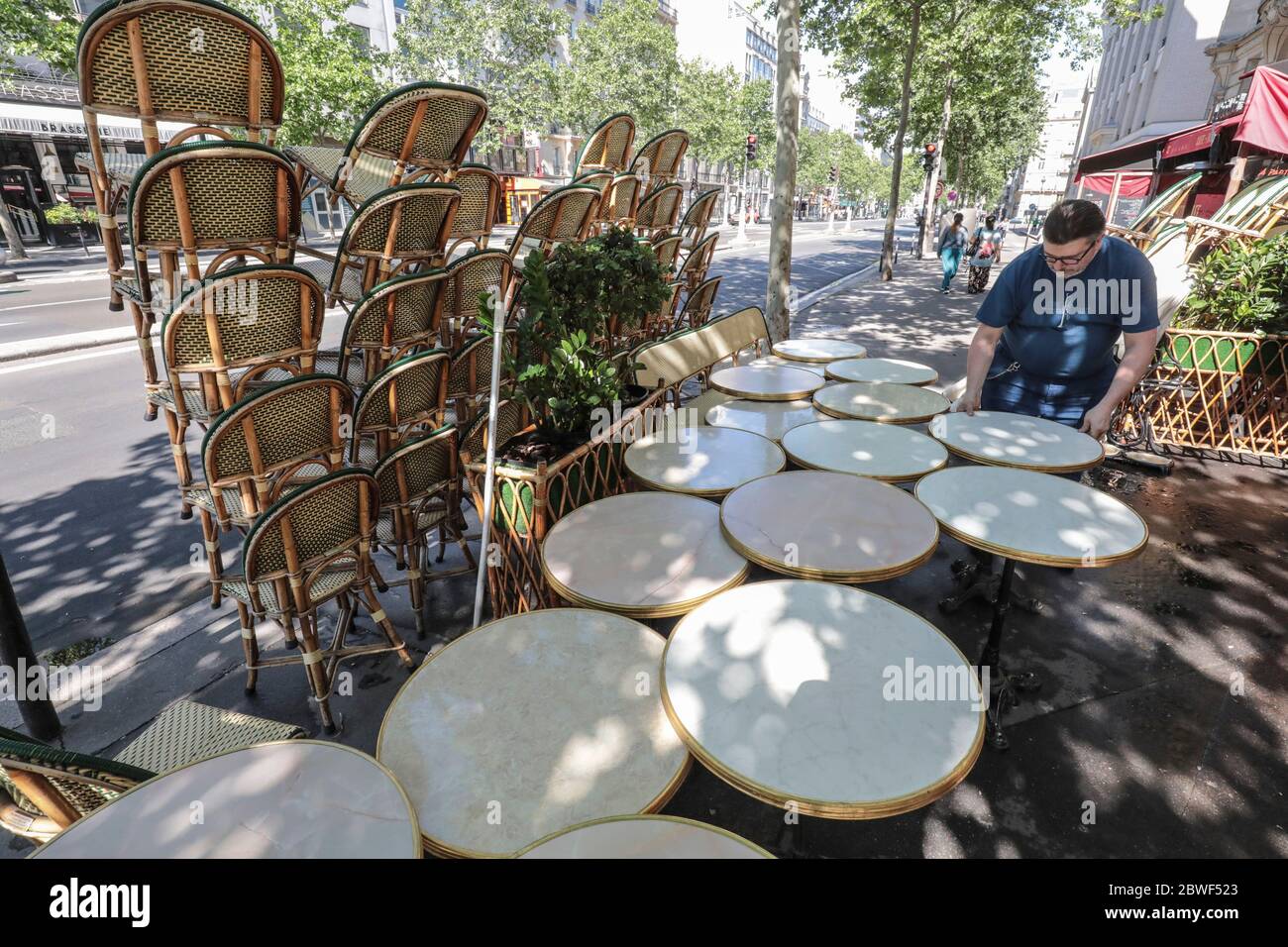 LA BRASSERIE LE SELECT ROUVRE DEMAIN À MONTPARNASSE PARIS Banque D'Images