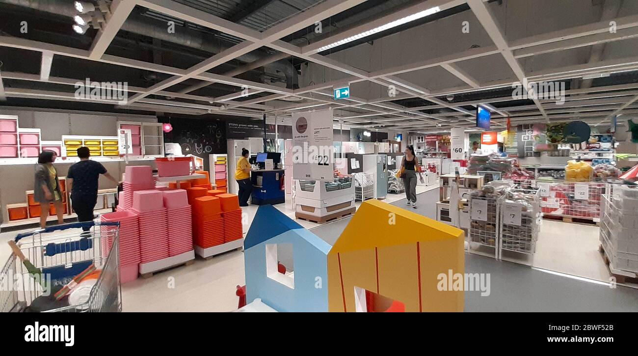 Les clients magasinent au magasin IKEA Lakeside de Grays, dans l'Essex, alors qu'il rouvre au public après l'introduction de mesures visant à mettre l'Angleterre hors de son isolement. Banque D'Images