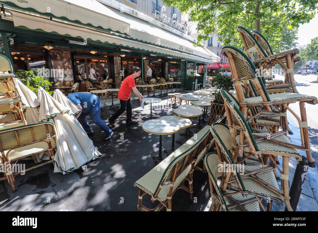 LA BRASSERIE LE SELECT ROUVRE DEMAIN À MONTPARNASSE PARIS Banque D'Images