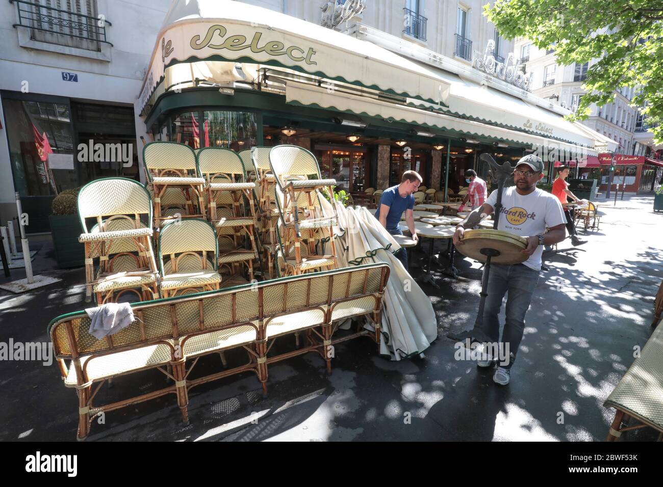 LA BRASSERIE LE SELECT ROUVRE DEMAIN À MONTPARNASSE PARIS Banque D'Images