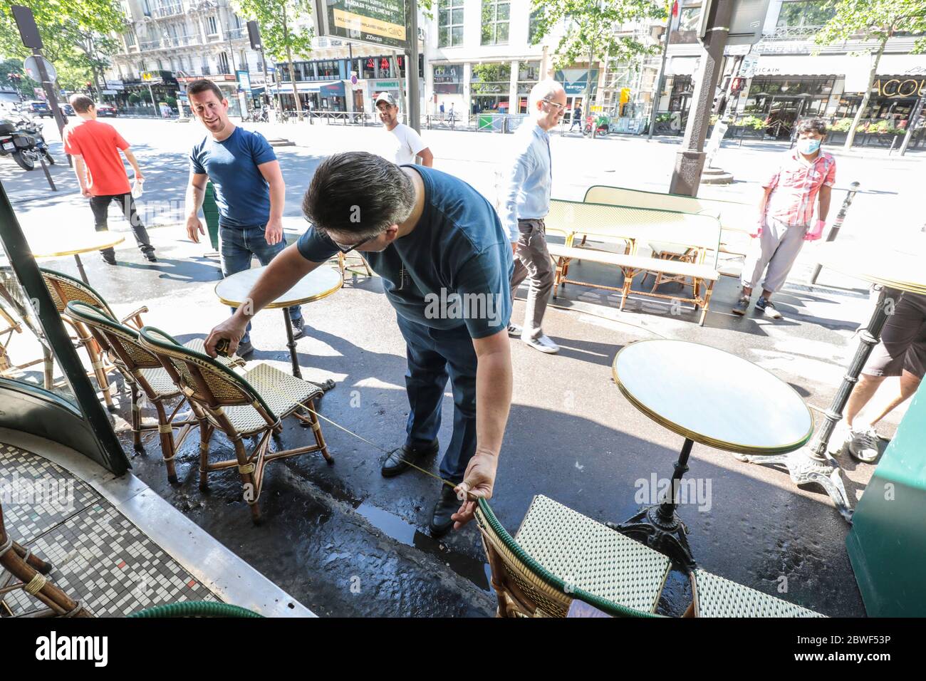 LA BRASSERIE LE SELECT ROUVRE DEMAIN À MONTPARNASSE PARIS Banque D'Images