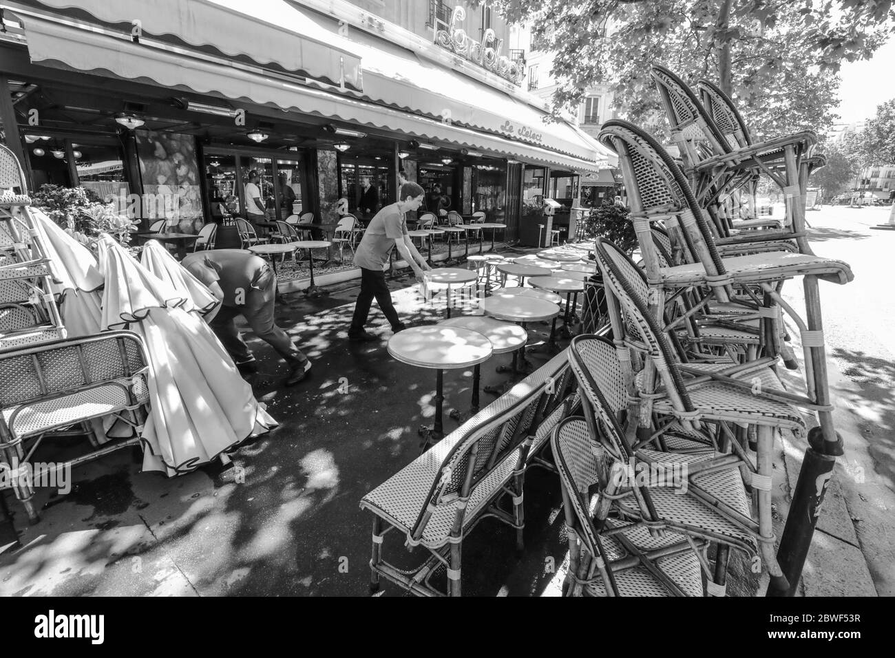LA BRASSERIE LE SELECT ROUVRE DEMAIN À MONTPARNASSE PARIS Banque D'Images