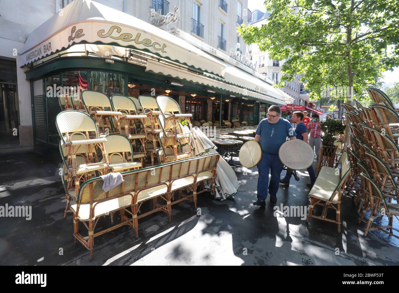 LA BRASSERIE LE SELECT ROUVRE DEMAIN À MONTPARNASSE PARIS Banque D'Images