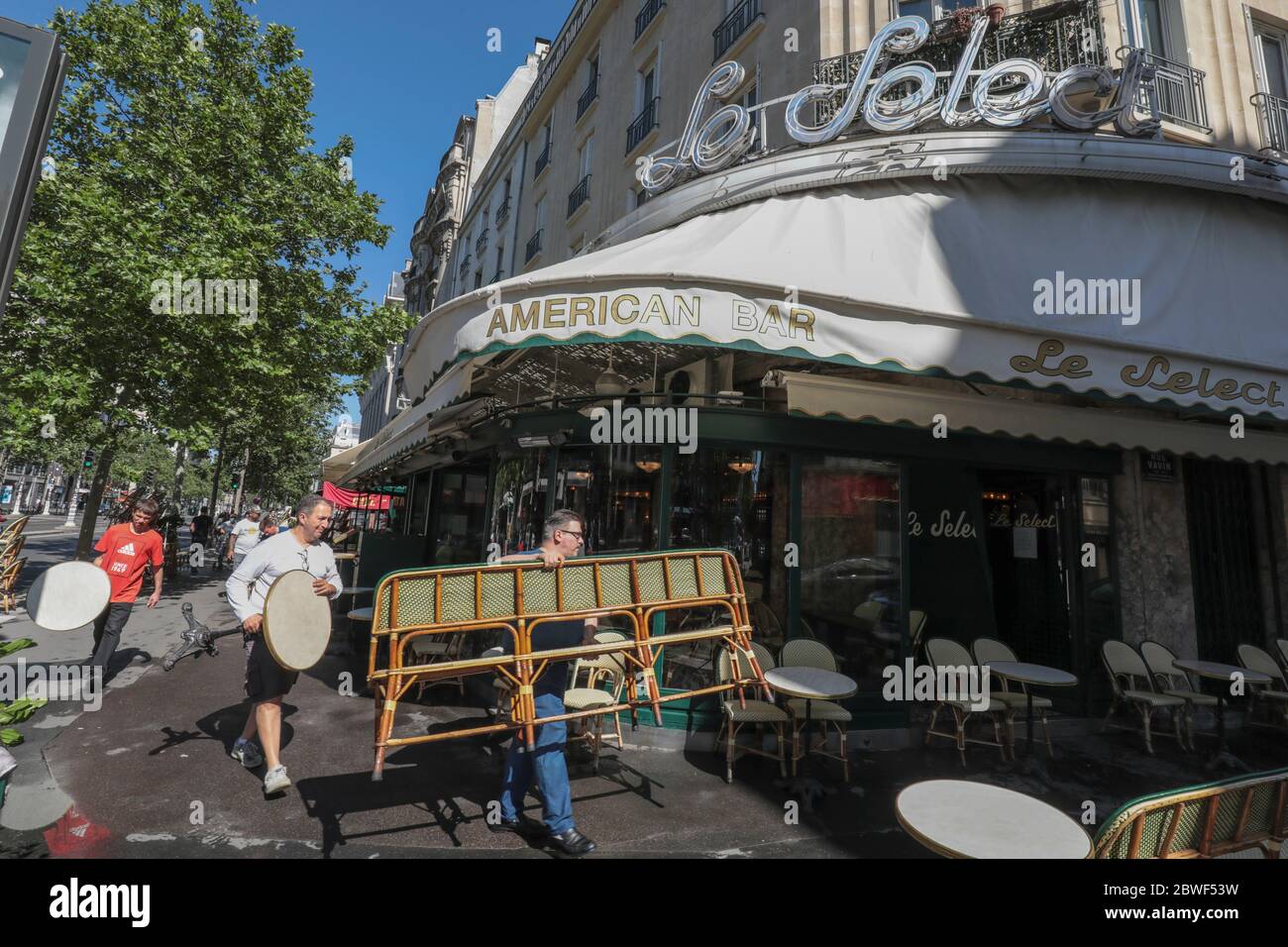 LA BRASSERIE LE SELECT ROUVRE DEMAIN À MONTPARNASSE PARIS Banque D'Images