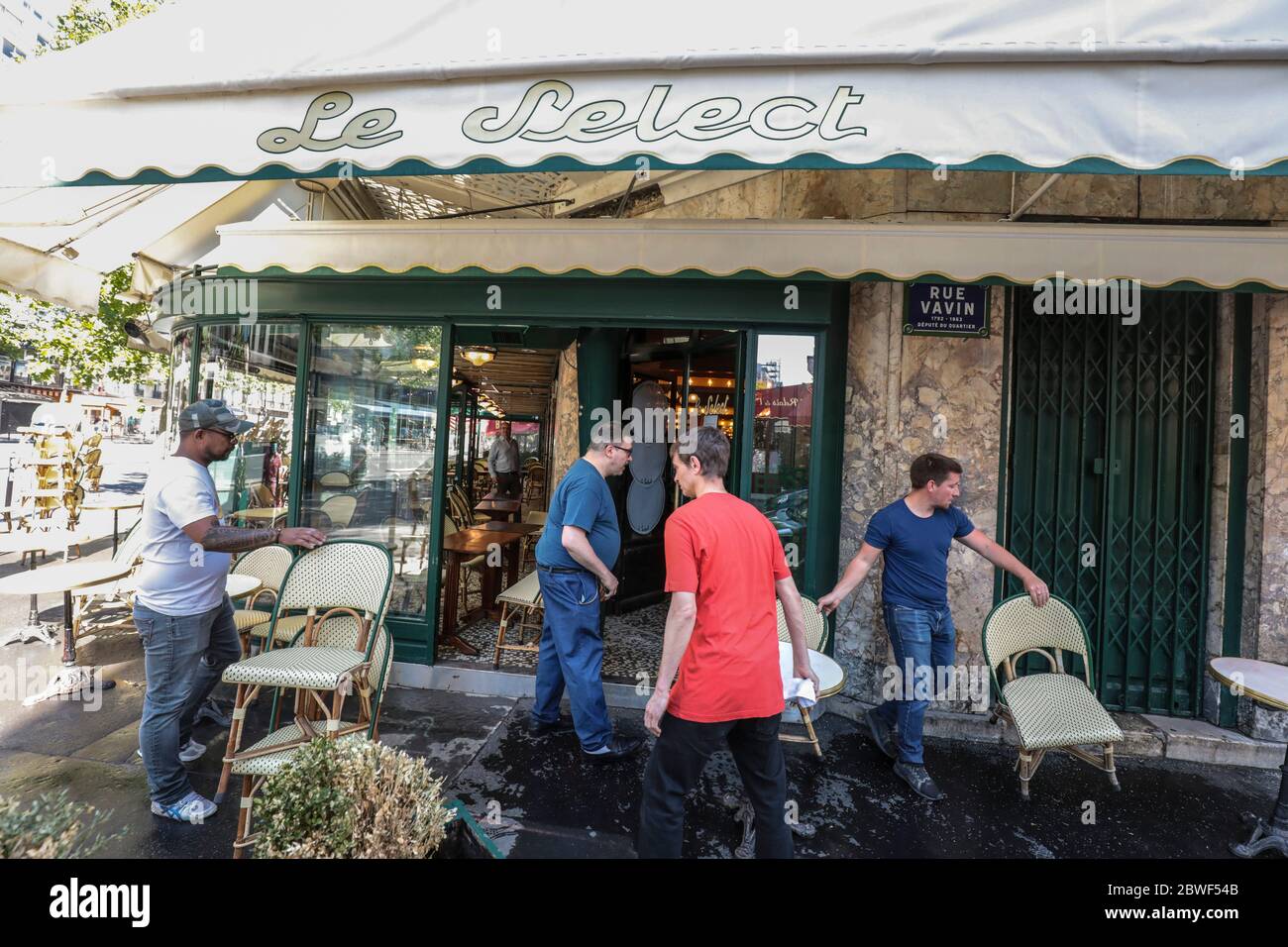 LA BRASSERIE LE SELECT ROUVRE DEMAIN À MONTPARNASSE PARIS Banque D'Images