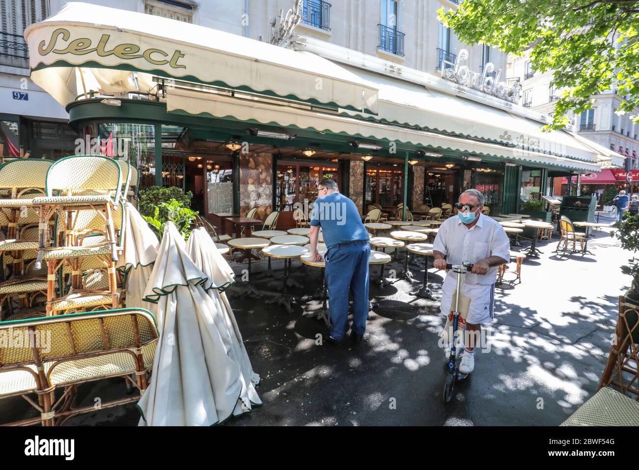 LA BRASSERIE LE SELECT ROUVRE DEMAIN À MONTPARNASSE PARIS Banque D'Images
