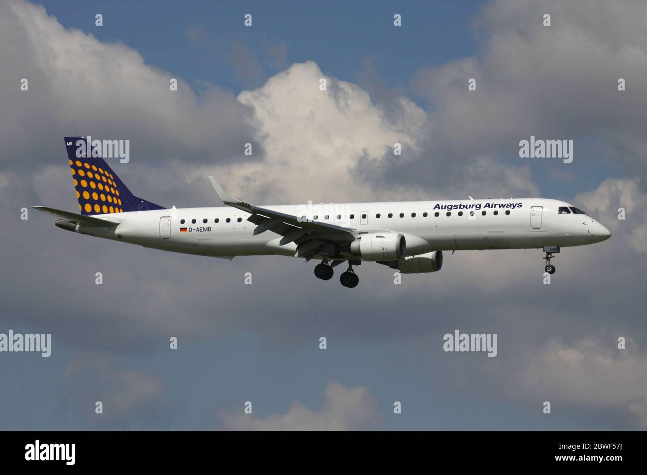 Augsburg Airways Embraer 195 avec inscription D-AEMB en finale courte pour l'aéroport d'Amsterdam Schiphol. Banque D'Images