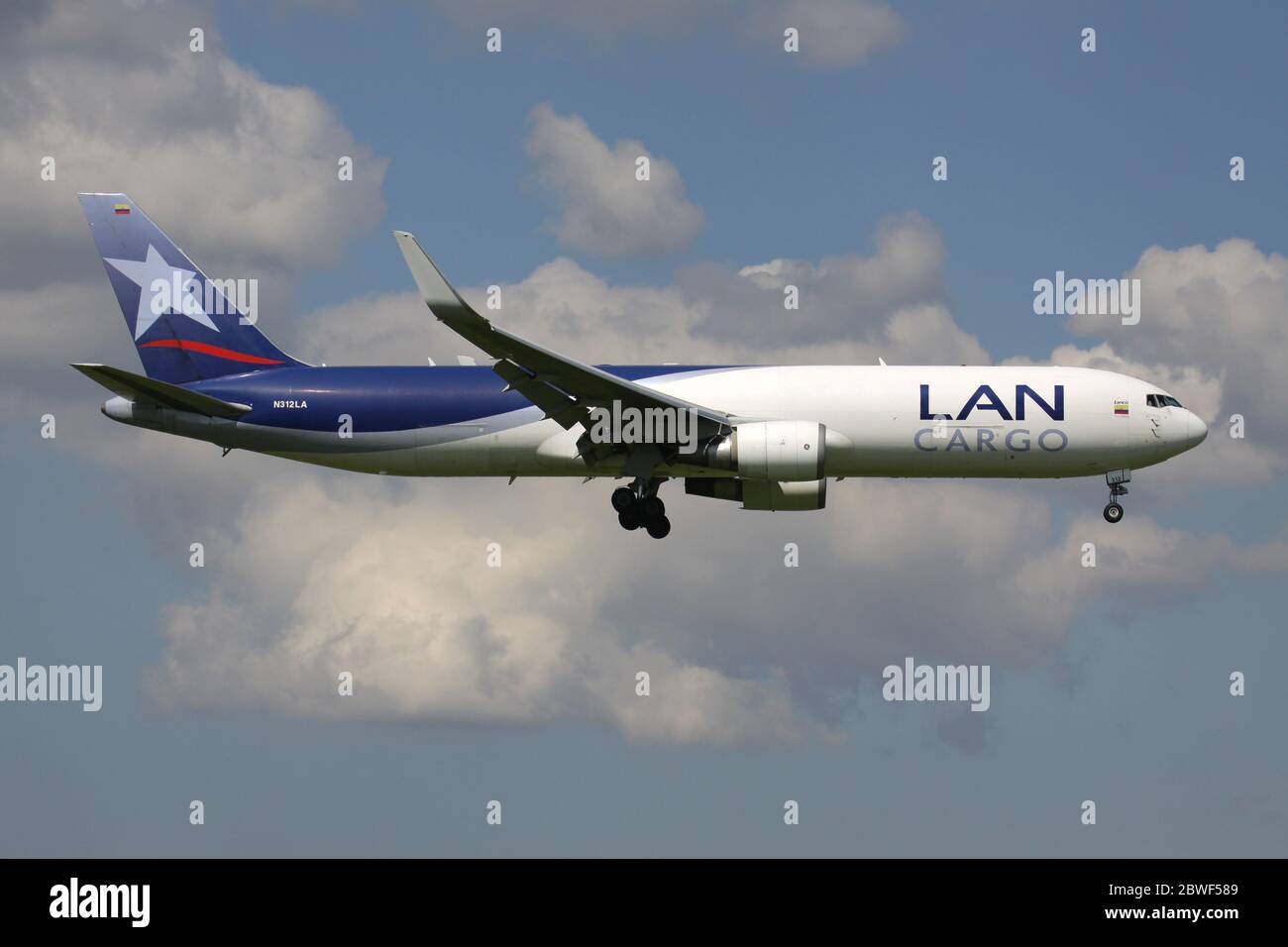 LAN Cargo Boeing 767-300F avec enregistrement N312LA sur SHor final pour l'aéroport d'Amsterdam Schiphol. Banque D'Images