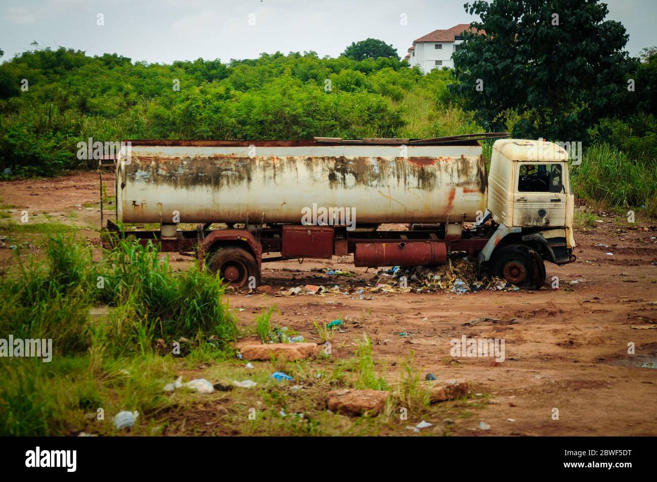 Épave de voiture au milieu de la forêt tropicale africaine - près d'Accra, Ghana, Afrique Banque D'Images