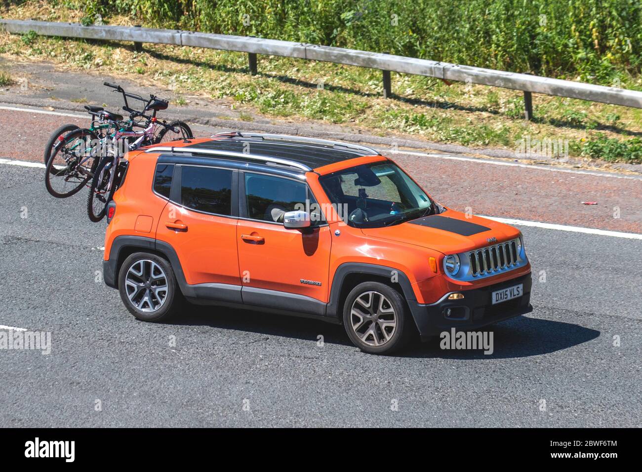 2015 orange noir Jeep Renegade Opening Edition; véhicules de circulation  routière, voitures conduisant des véhicules sur les routes britanniques,  moteurs, porte-vélos monté sur le toit, porte-vélos sur le toit, porte-vélos,  porte-vélos motorisés
