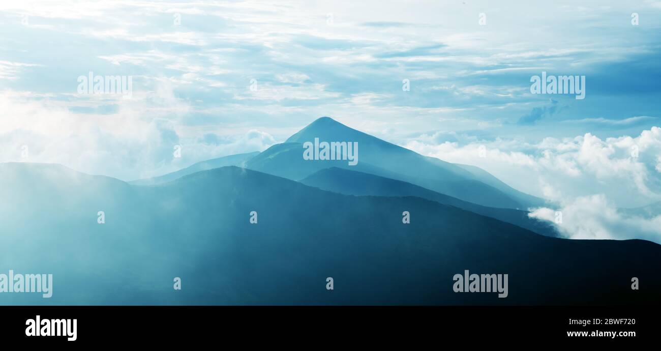 Panorama de beauté bleu de la gamme de montagnes brumeuses. Photographie de paysage Banque D'Images