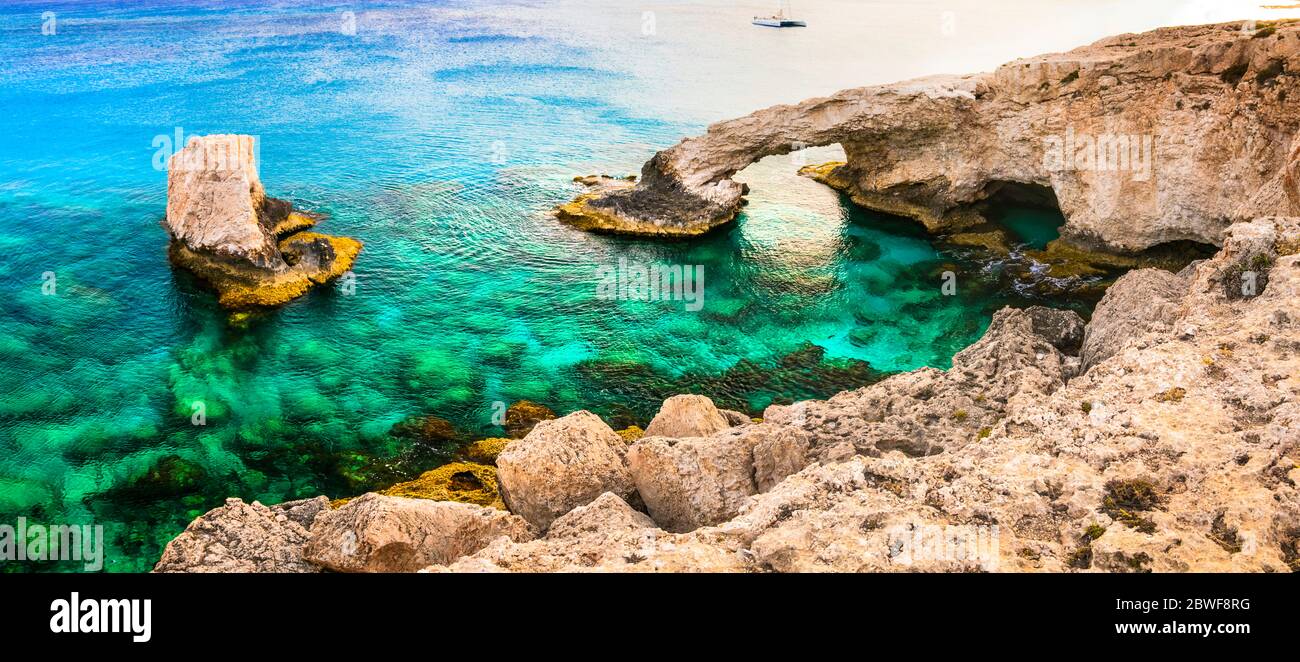 Belle nature et eaux cystales claires de l'île de Chypre. Le pont Arche près d'Agia napa appelle le « pont des amoureux » Banque D'Images