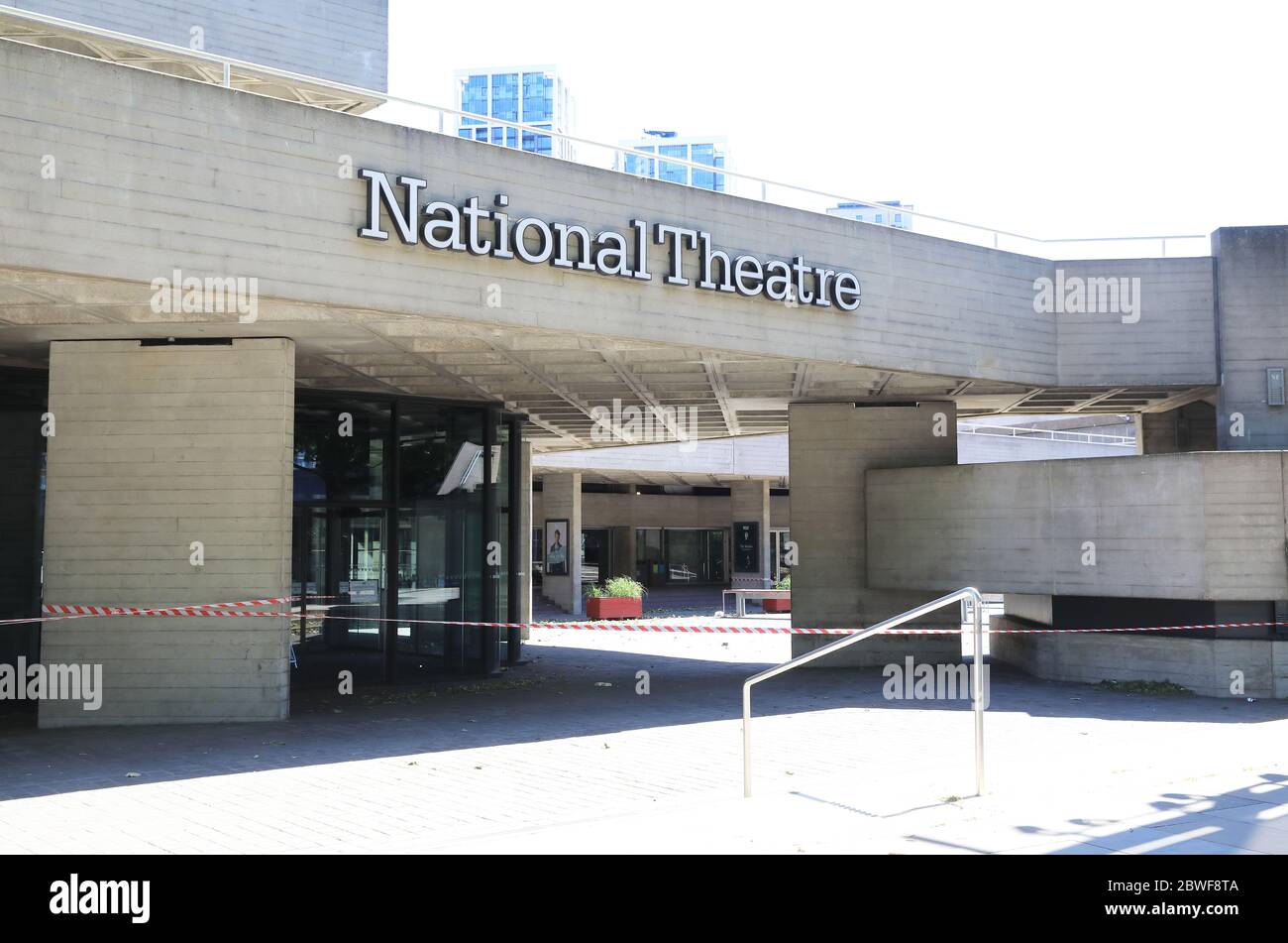 Le National Theatre on the Southbank, fermé dans la pandémie du coronavirus, à Londres, Royaume-Uni Banque D'Images