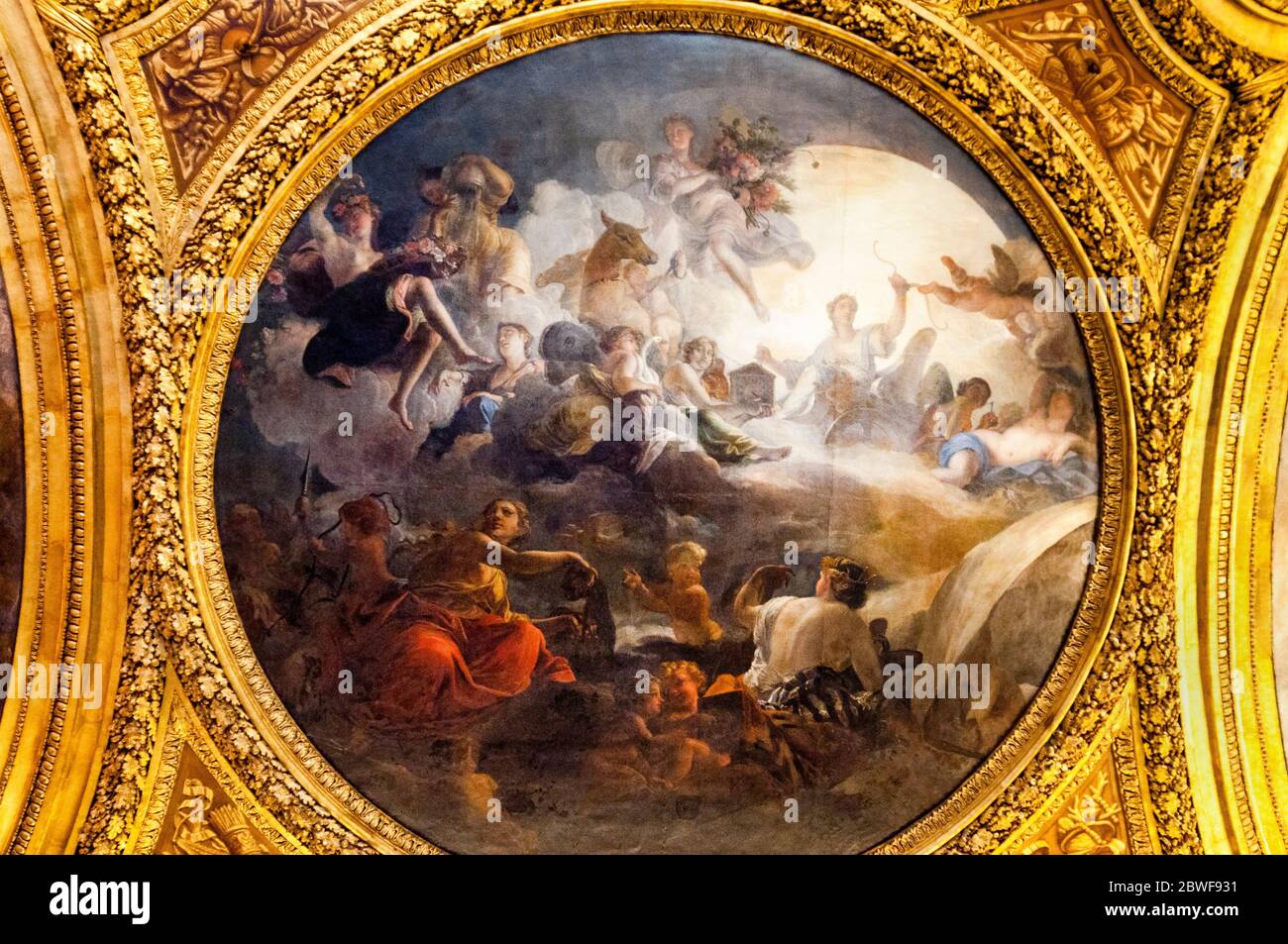 Peinture au plafond rond du salon de Diane à l'intérieur de Versailles peinte par Gabriel Blanchard représente Diane surveillant la navigation et la chasse, France. Banque D'Images